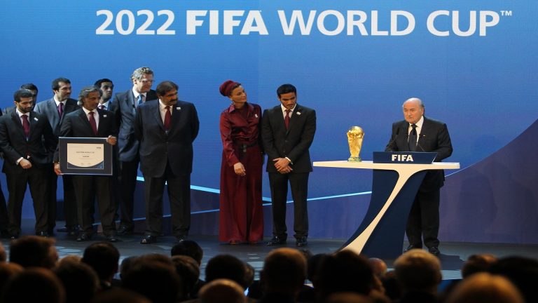 بلاتر يفجر مفاجأة بشأن حصول قطر على تنظيم مونديال 2022