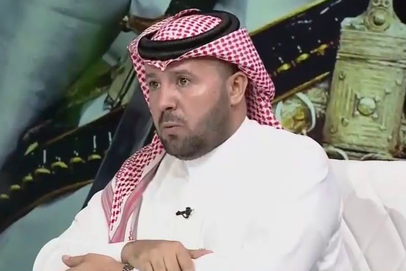 "تلون".. القحطاني يشعل تويتر بسبب الهجوم على "عبدالعزيز بغلف"!
