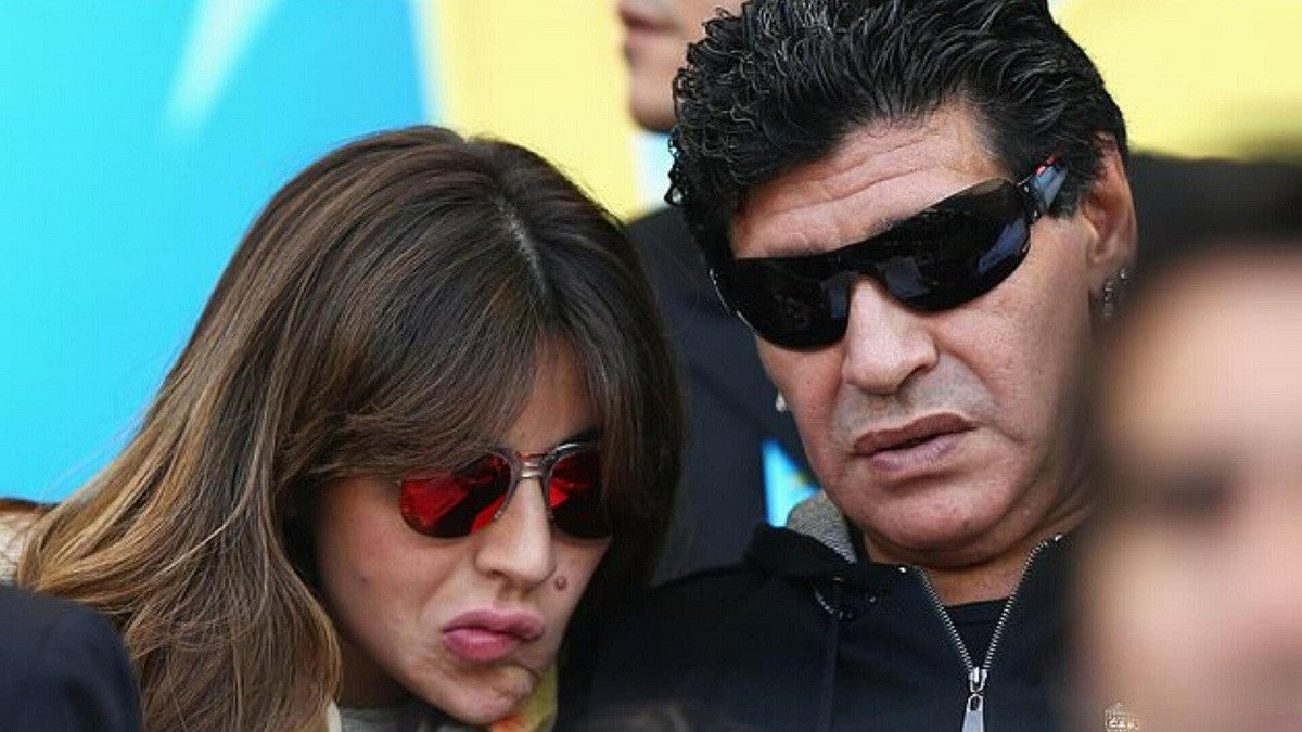 بالفيديو..مارادونا يرد على مزاعم ابنتيه بحبسه في منزله
