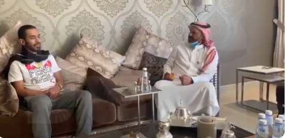 بالفيديو.."يوسف الثنيان" يزور "الزيلعي" عقب إصابته بمرض نادر