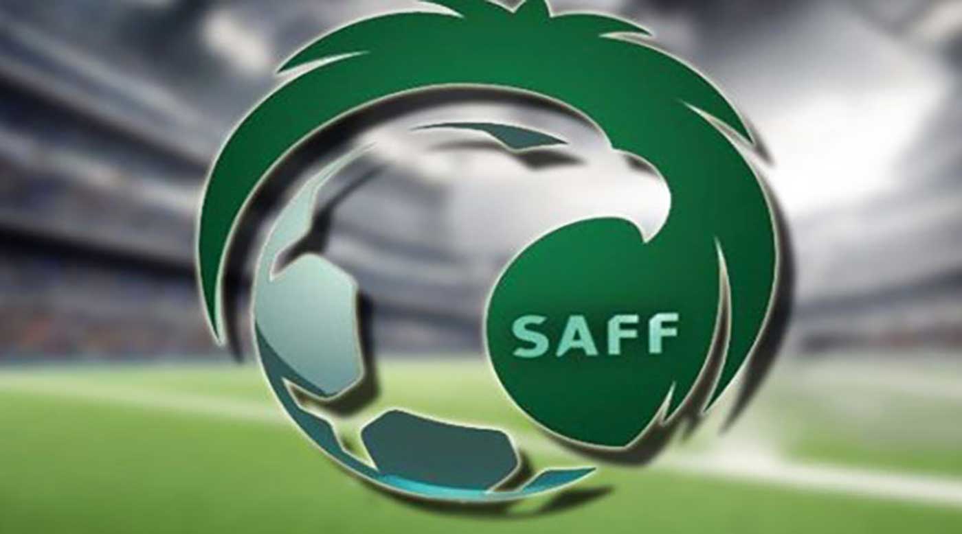 قرار جديد من «اتحاد الكرة» بشأن الاستعانة بحكام مصريين
