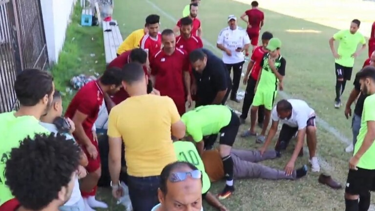 لحظة وفاة مدرب فارسكور المصري أثناء مباراة لفريقه في دمياط (فيديو)