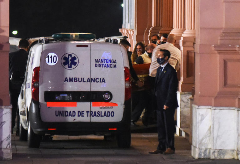 بالفيديو .. نقل جثمان "مارادونا" إلى القصر الرئاسي في بوينس آيرس