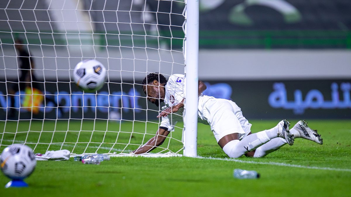 شاهد .. لاعب الجزيرة الإماراتي يتلقى إصابة قوية بعد عودته للملاعب لأول مرة منذ عامين!