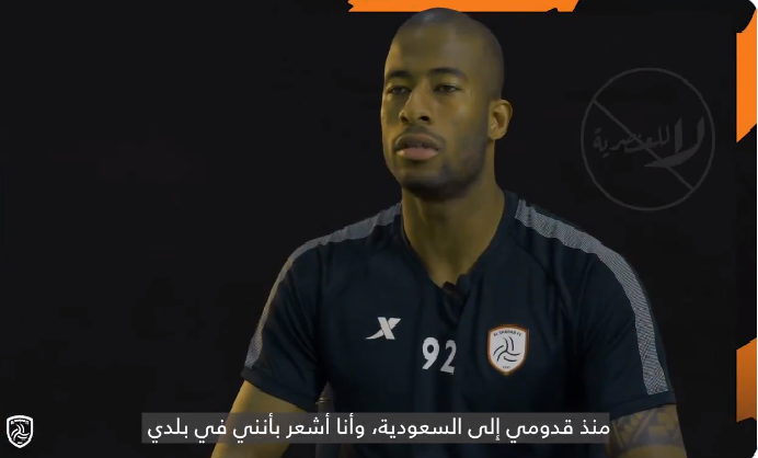 بالفيديو.. محترف الشباب "سيبا" يوضح ماحدث مع مسؤول نادي النصر "حسين عبدالغني"!