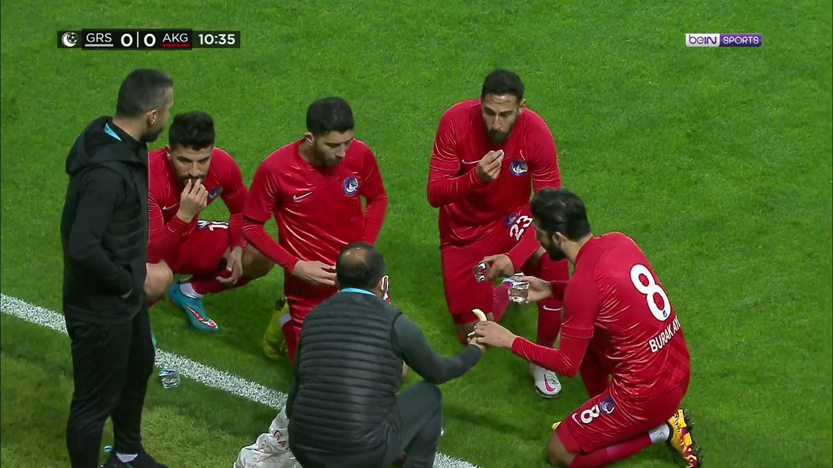 بالفيديو..لاعبون يتناولون طعام الإفطار خلال مباراة في الدوري التركي