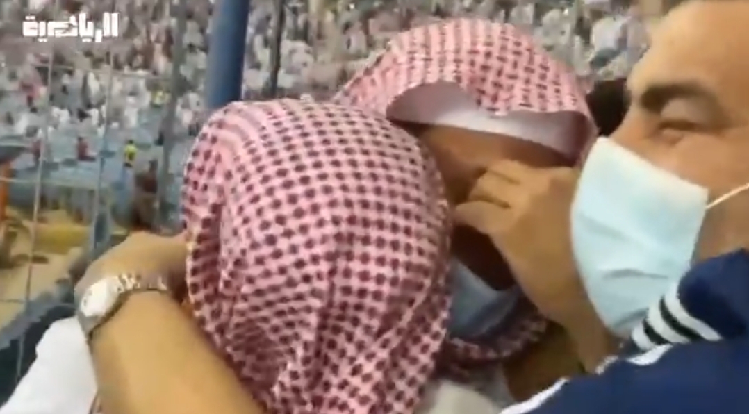 شاهد الفرحة الهستيرية ودموع فهد المدلج رئيس الفيصلي بعد تحقيق فريقه كأس الملك لأول مرة في تاريخه !
