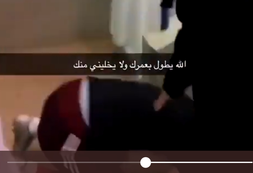 شاهد..  وليد الأحمدي لاعب الفيصلي يقبل قدم والدته عقب التتويج بكأس خادم الحرمين الشريفين !