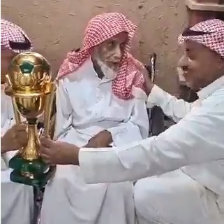 شاهد .. رئيس الفيصلي يزور عمه ويُهدي له كأس الملك!