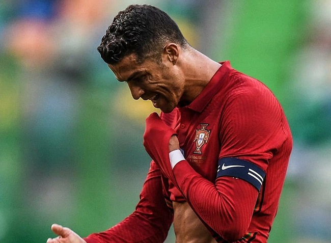 سخرية واسعة من رونالدو بعد لقطته "المحرجة" في مباراة البرتغال ضد إسرائيل -فيديو