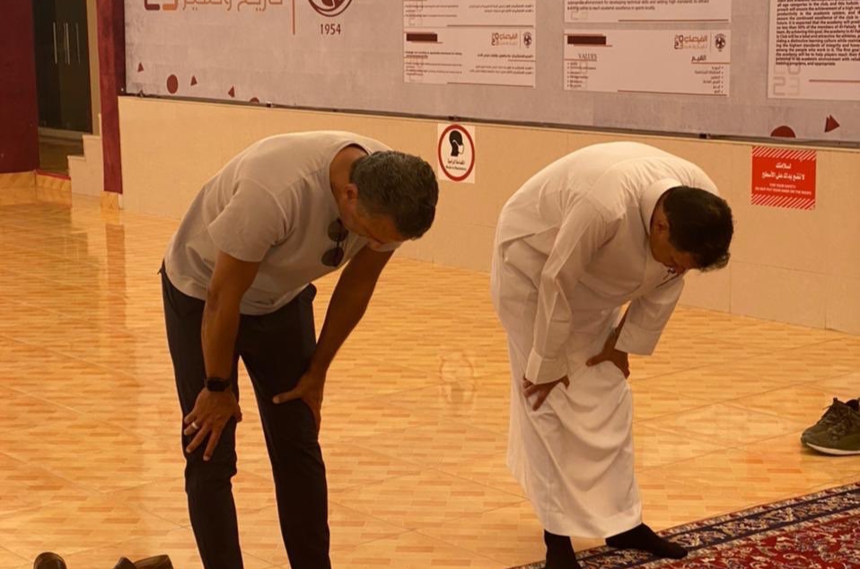 شاهد بالصور..شاموسكا يتعلم الصلاة من فهد المدلج رئيس الفيصلي !