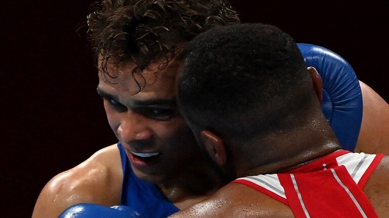 أول قرار من اللجنة الأولمبية ضد الملاكم المغربي بعلا بعد "عض" منافسة!