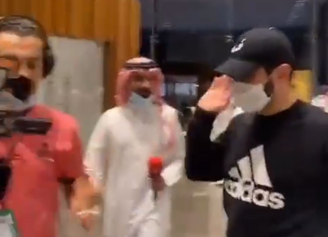 شاهد.. فهد بن نافل يحرج أحد المُراسلين بعد وصوله مطار الرياض.. وهذا ما طلبه!