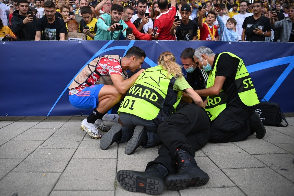 تسديدة رونالدو "الخارقة" تسقط رجل أمن.. وهذا ما فعله لاعب مانشستر يونايتد (صور)