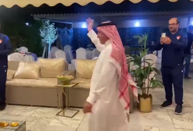شاهد: "رئيس ضمك" ومجلس إدارته يحتفلون على طريقتهم الخاصة بالاستمرار في صدارة الدوري