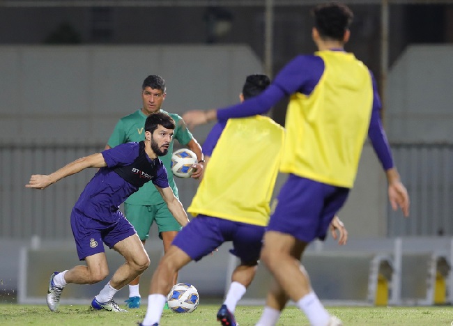 مدرب النصر يفرض أسلوبًا صارمًا على اللاعبين استعدادًا لمواجهة الوحدة الإماراتي