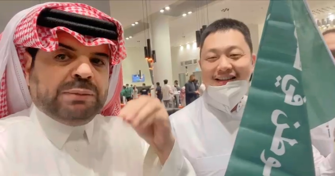 شاهد.. صيني ينضم للجماهير السعودية ويشجع الأخضر ضد بلاده