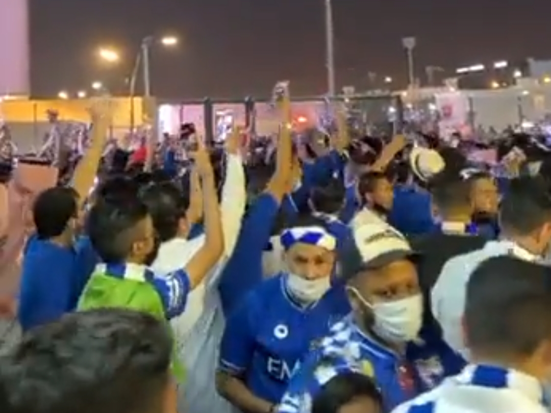 شاهد: جماهير ⁧‫الهلال‬⁩ بعد الانتصار على بيروزي : "هاتوا النصراوي" !