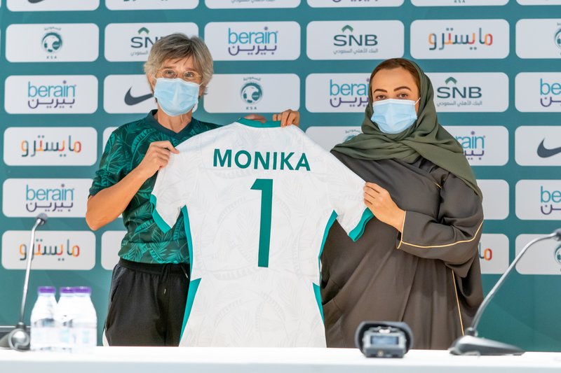 بالصور.. "مونيكا ستاب" تتولى تدريب المنتخب السعودي للسيدات